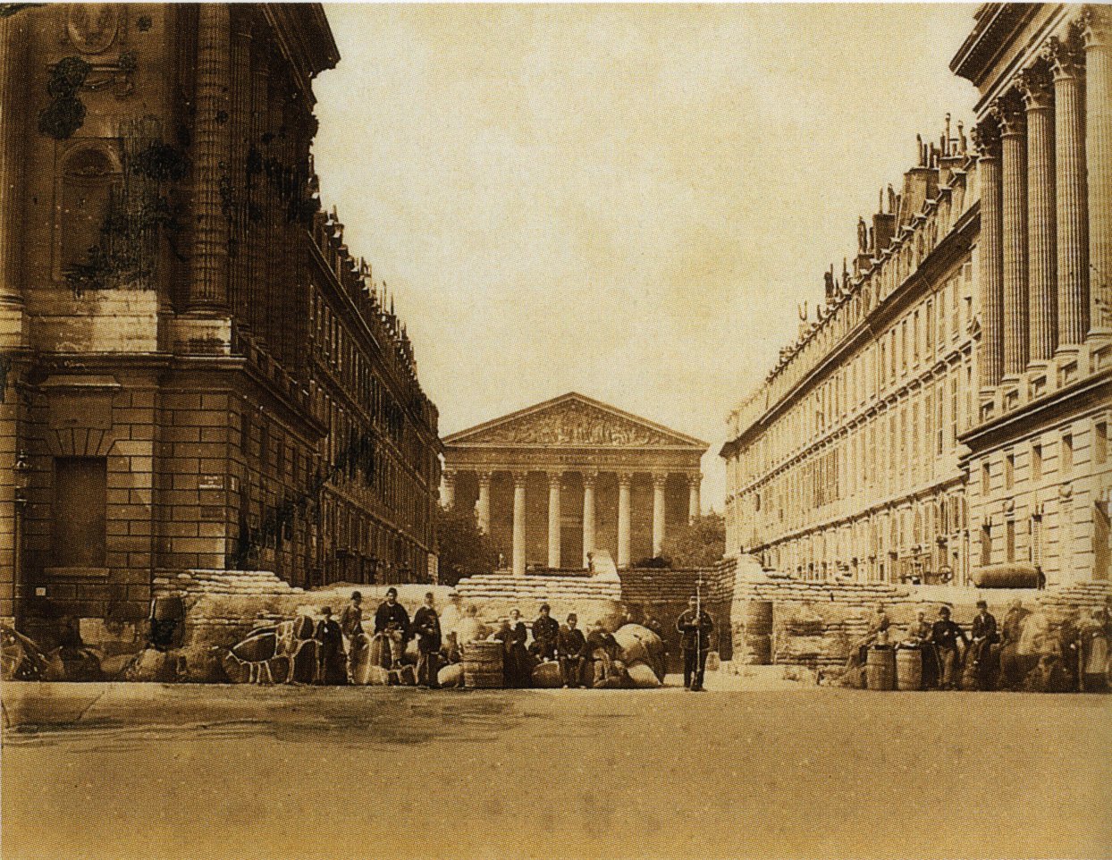 Barricades_devant_la_Madeleine_Disderi.jpg